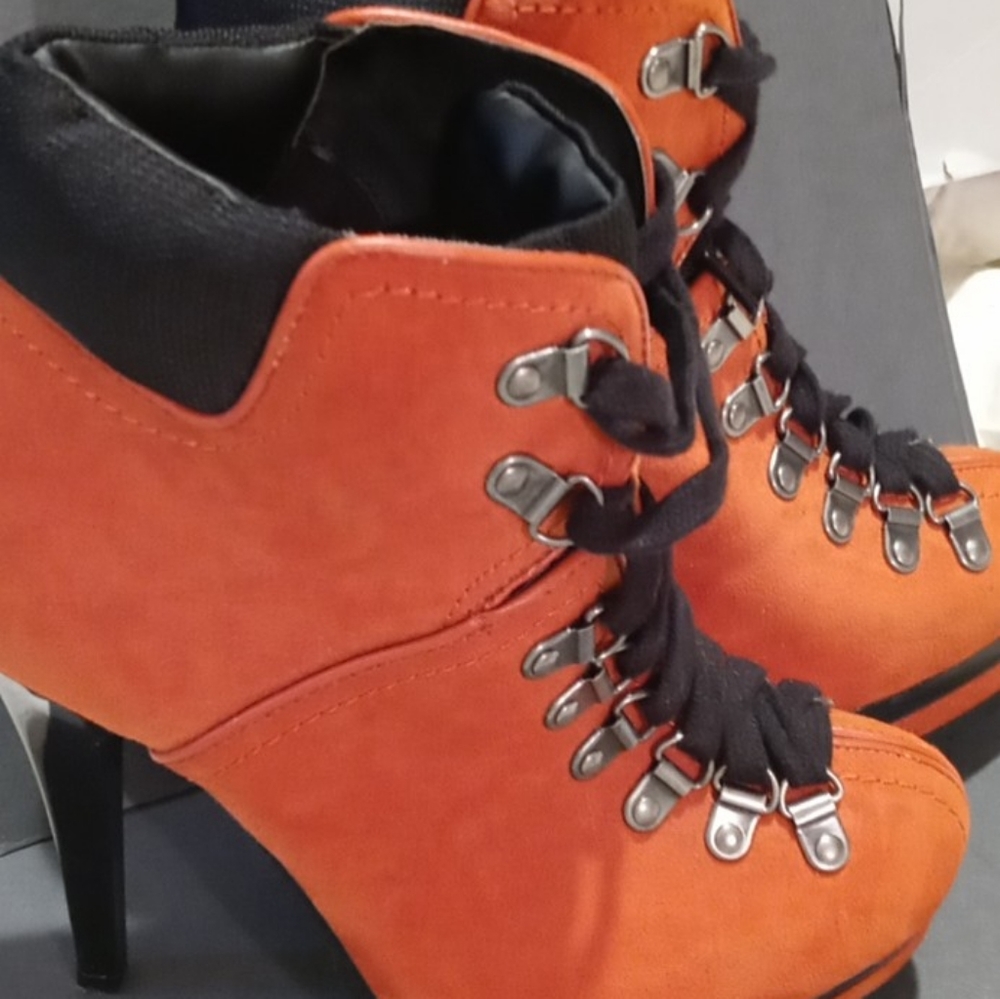 Xhilaration boots with heel